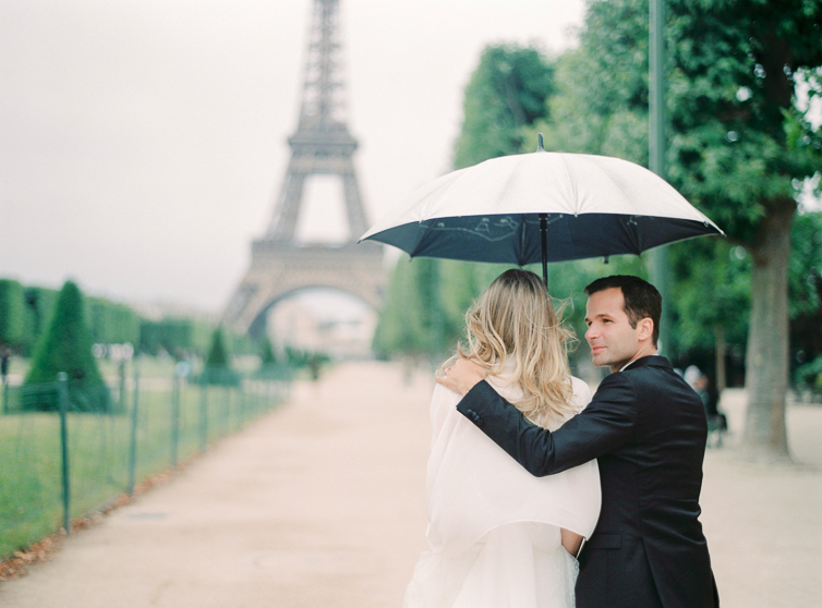 Walking through the rain, love, umbrella, wedding image, hochzeitsfoto