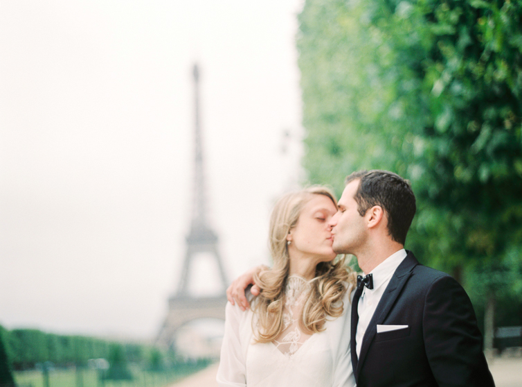 Kiss infront of the Eifel Tower, Paris, Love
