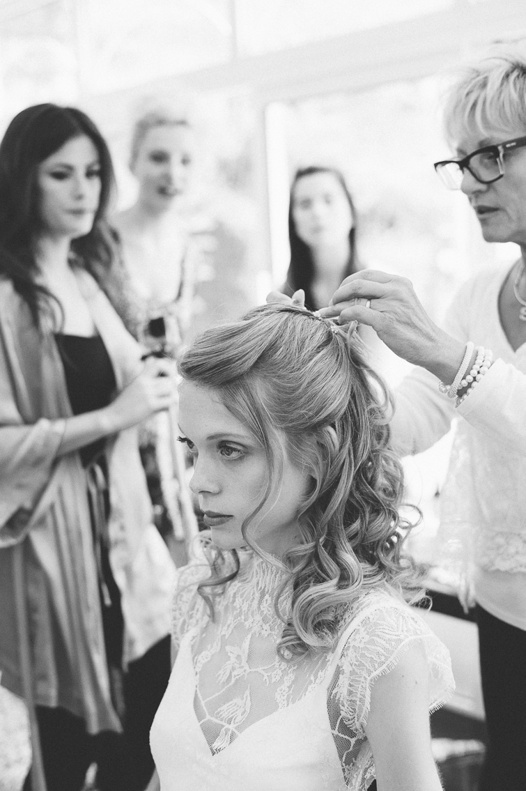 friseur_kuss_hochzeitsfoto_fineart_kreativ_außergewoehnlich_stilvoll_kuenstlerisch_originell_ideen_inspiration_romantisch_bewegend_destination wedding_paris_chateau wedding