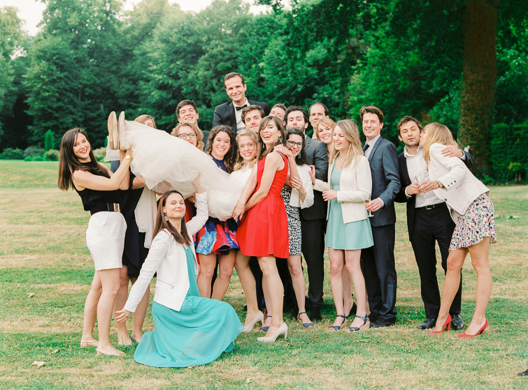 gruppenfoto_hochzeitsfoto_fineart_kreativ_außergewoehnlich_stilvoll_kuenstlerisch_originell_ideen_inspiration_romantisch_bewegend_destination wedding_paris_chateau wedding_hochzeitsfotograf wien