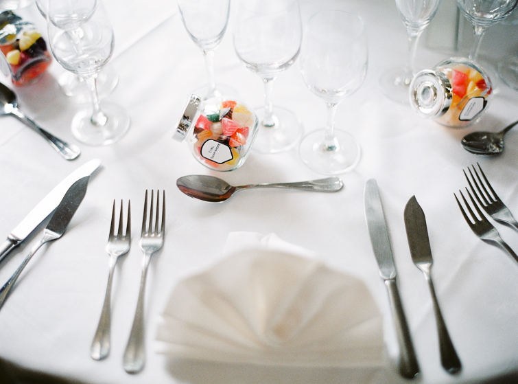 Hochzeitstafel_hochzeitsfoto_fineart_kreativ_außergewoehnlich_stilvoll_kuenstlerisch_originell_ideen_inspiration_romantisch_bewegend_destination wedding_paris_chateau wedding_hochzeitsfotograf wien