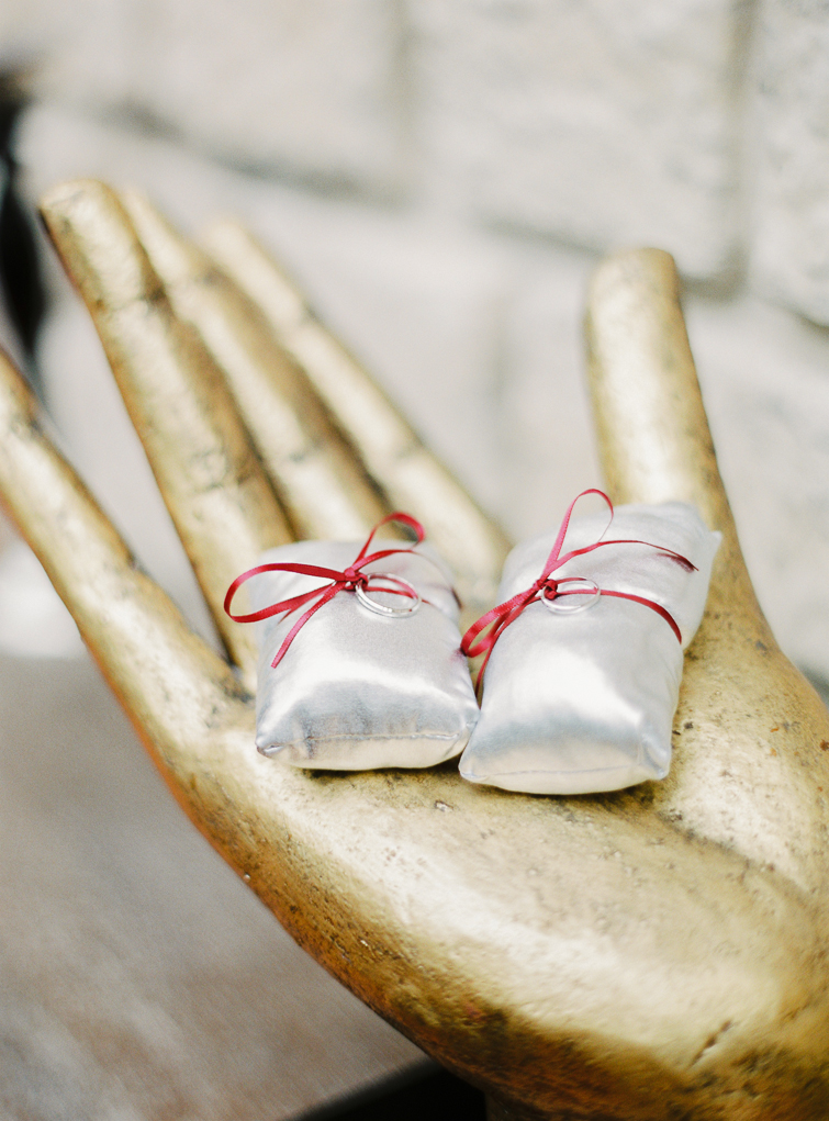 Die Hochzeitsringe_kuss_hochzeitsfoto_fineart_kreativ_außergewoehnlich_stilvoll_kuenstlerisch_originell_ideen_inspiration_romantisch_bewegend_destination wedding_paris_chateau wedding